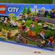 Ilustración para el artículo titulado Lego incluye una figura en silla de ruedas por primera vez en su historia